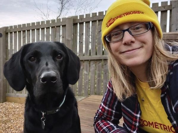 Foto de Vicky con su labrador negro Baxter