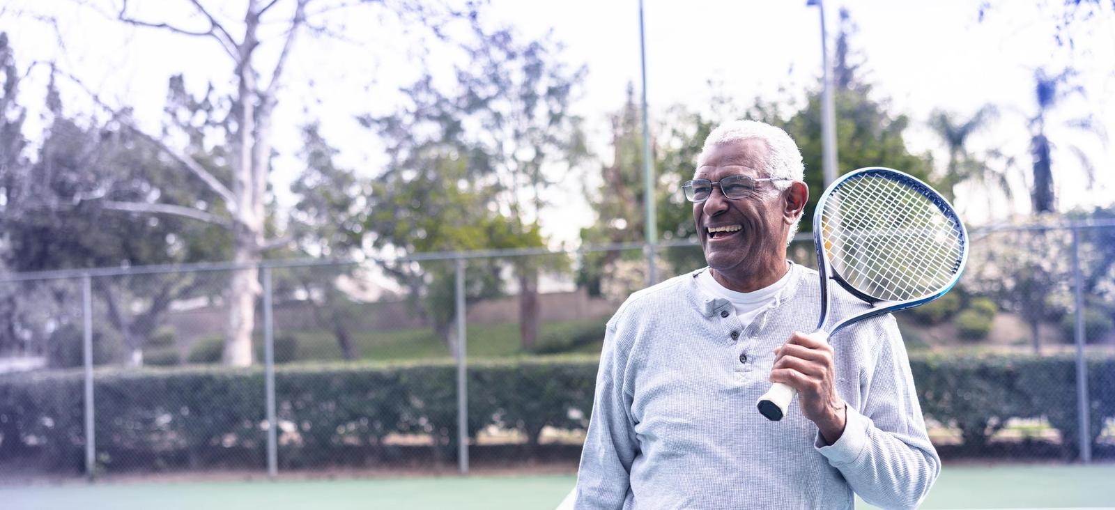 Foto de un hombre sujetando una raqueta de tenis