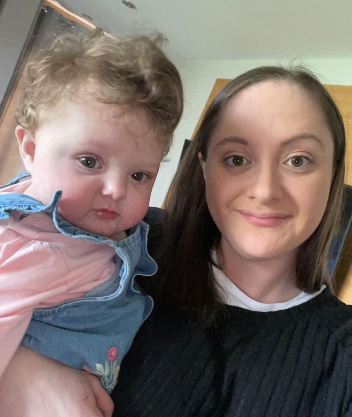 Foto de Keisha con su hija Zara en brazos