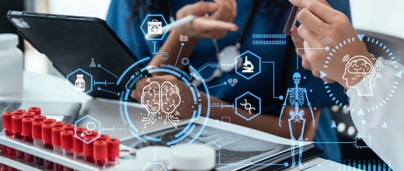 Profesional sanitario utilizando tableta digital con iconos de tecnología médica y superposiciones digitales de cerebro y esqueleto.