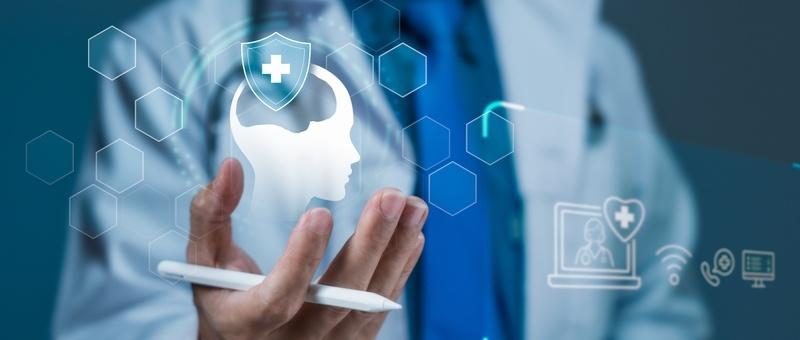 Profesional sanitario sosteniendo smartphone con icono de salud mental digital y símbolos de tecnología médica.