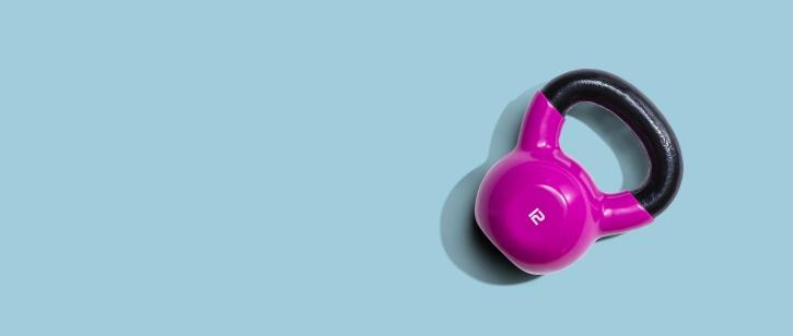 Kettlebell púrpura sobre fondo azul