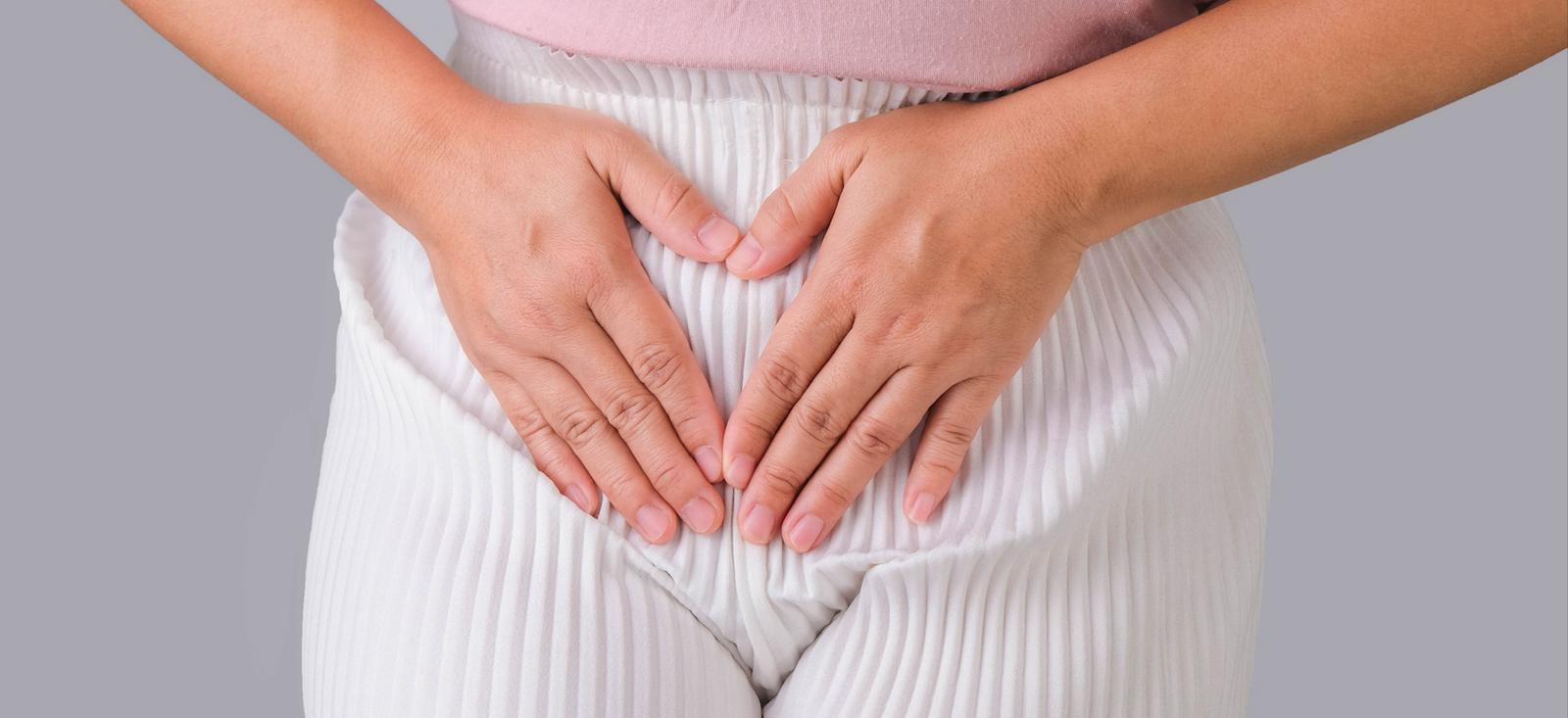 Primer plano de una hembra sujetándose la pelvis.