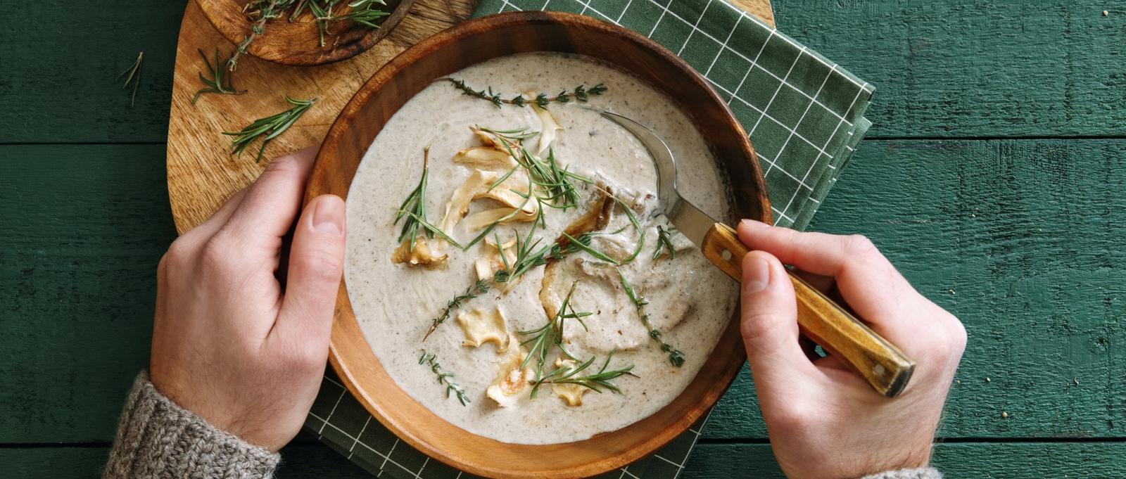 Sopa vegana cremosa de setas silvestres con hierbas recomendada para comer con amigdalitis