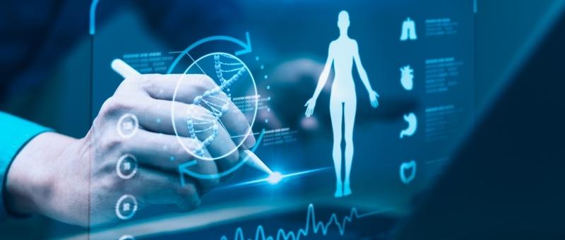 Mano interactuando con una interfaz médica digital que muestra la silueta del cuerpo humano y datos de salud en tonos azules.
