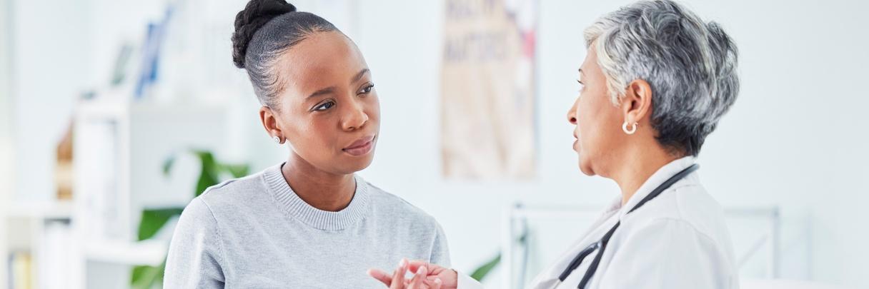 Médico, mujer y tablet para el hospital, asesoramiento sanitario y apoyo para resultados, examen y prueba en la cama.