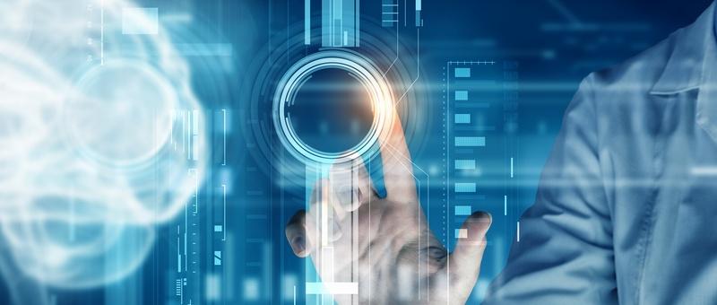 Tocar con la mano una interfaz digital resplandeciente con elementos circulares y visualizaciones de datos en tonos azules.