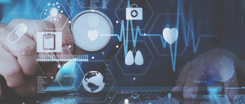 Interfaz digital de atención sanitaria con iconos médicos, línea de latido del corazón y símbolos de monitorización virtual de la salud sobre fondo azul.