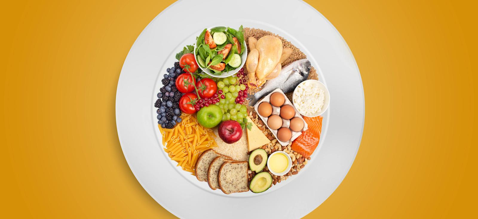 Un plato lleno de alimentos sanos y variados.