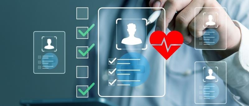 Mano interactuando con una interfaz sanitaria digital que muestra perfiles de pacientes, listas de control y un símbolo de frecuencia cardiaca.