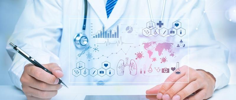 Surtido de píldoras y cápsulas farmacéuticas azules y blancas sobre una superficie azul con iconos médicos en forma hexagonal.