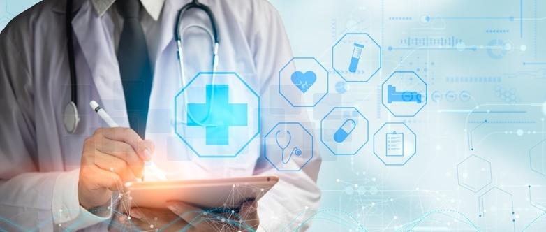 Profesional de la salud utilizando una tableta con iconos médicos digitales que incluyen una cruz, latidos del corazón y símbolos de píldoras flotando cerca.