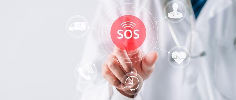 Un profesional de la medicina tocando un botón digital de SOS rodeado de iconos de atención sanitaria que incluyen símbolos de ambulancia y latidos cardíacos.