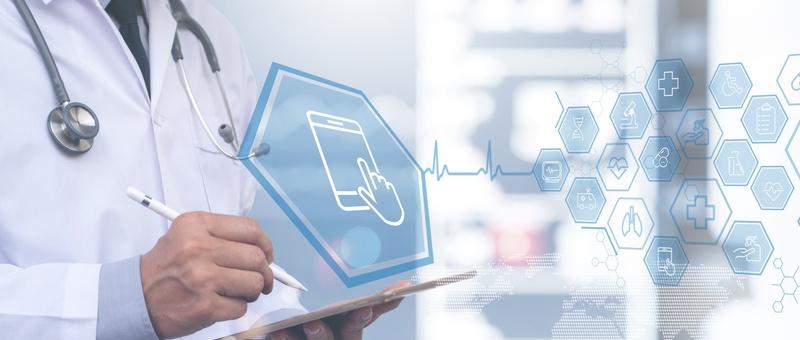 Profesional sanitario con estetoscopio utilizando tableta digital con iconos médicos y superposición de interfaz de smartphone.