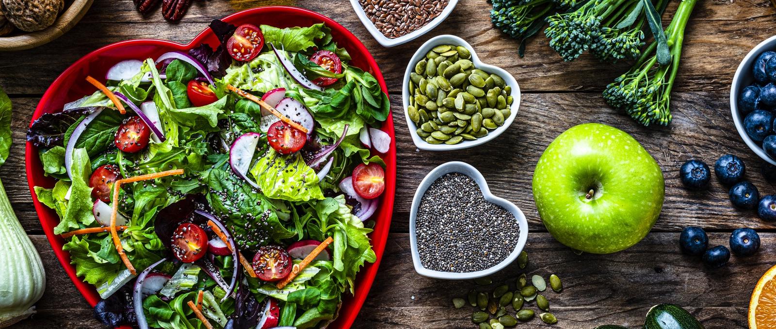 Alimentos sanos en cuencos para el corazón