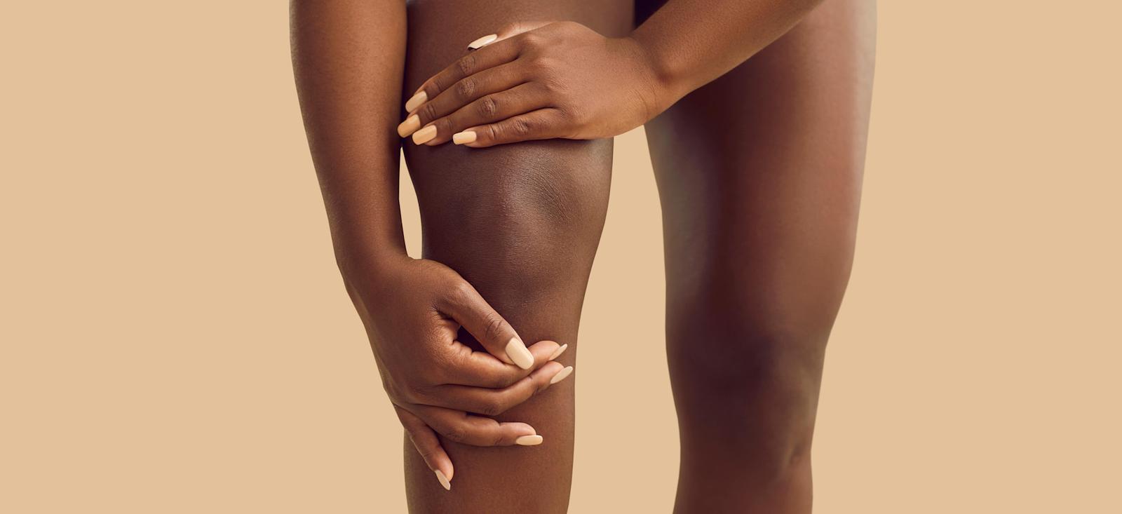 Un primer plano de las rodillas de una mujer.