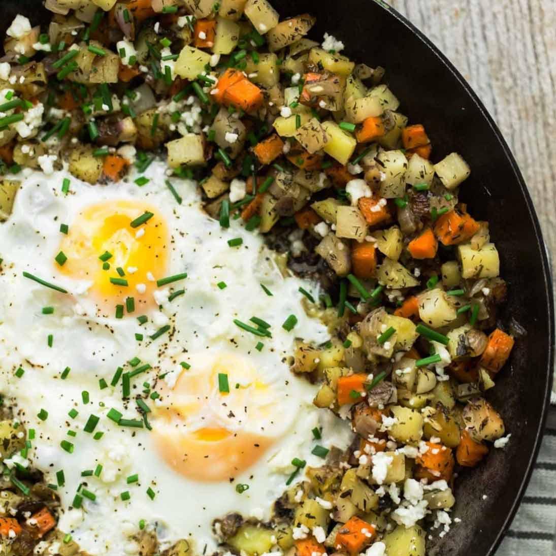 Sartén con huevo y patatas fritas