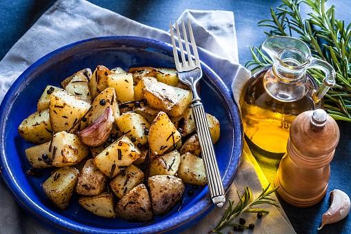 Patatas asadas con aceite de oliva o aguacate