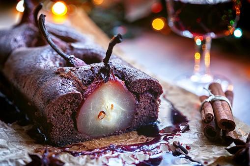 Postre de chocolate negro y frutas