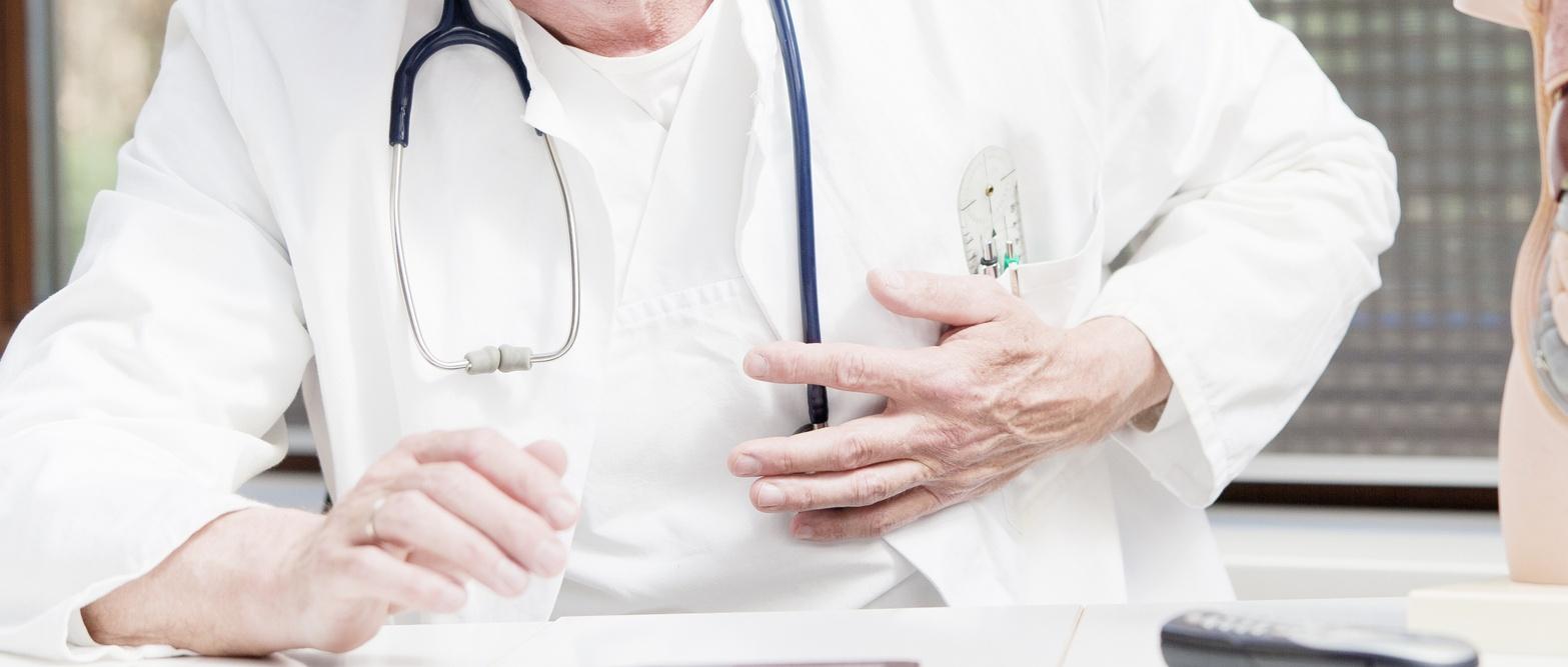 Un médico que sufre un infarto