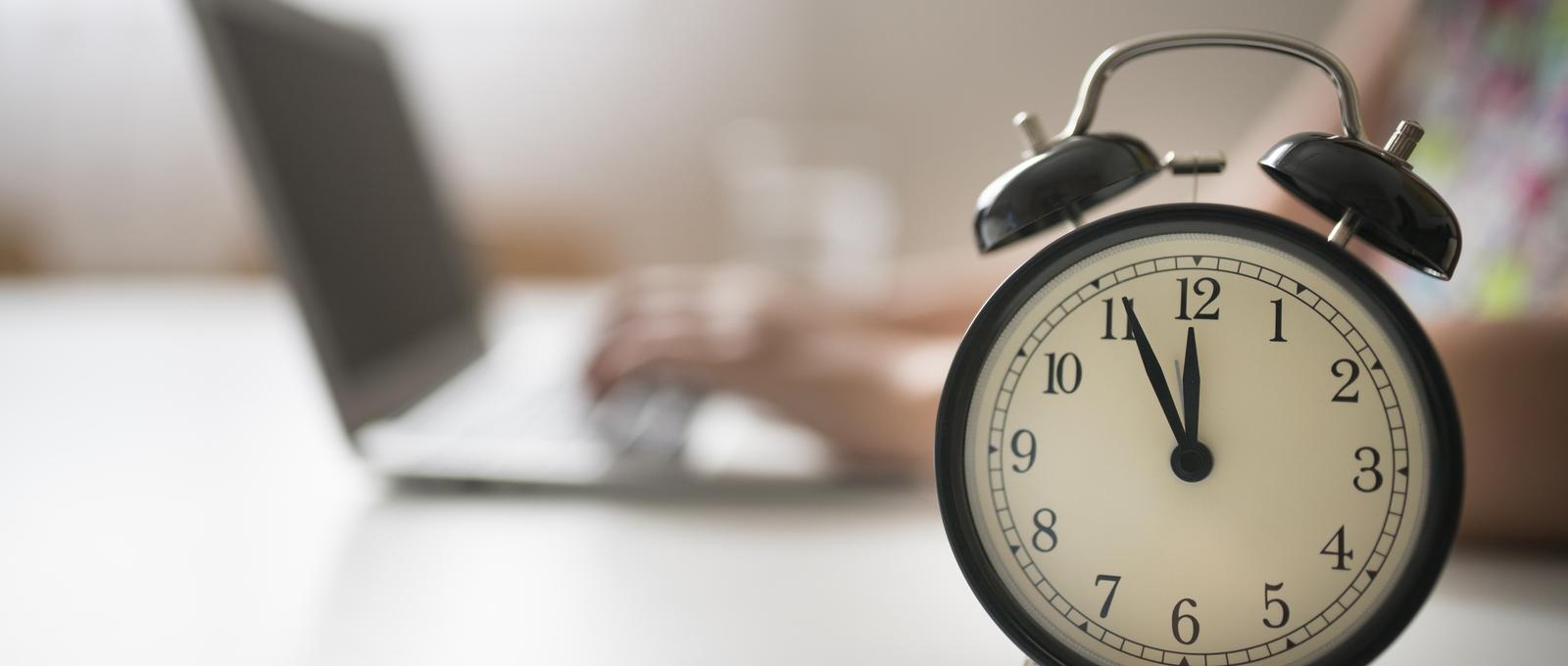 Reloj sobre un escritorio