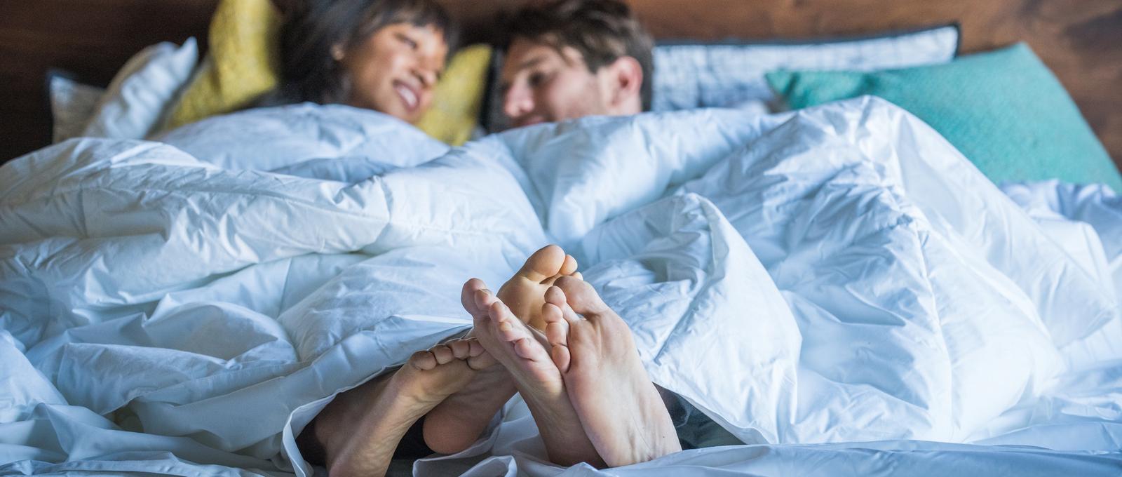 Pareja en la cama post sexo