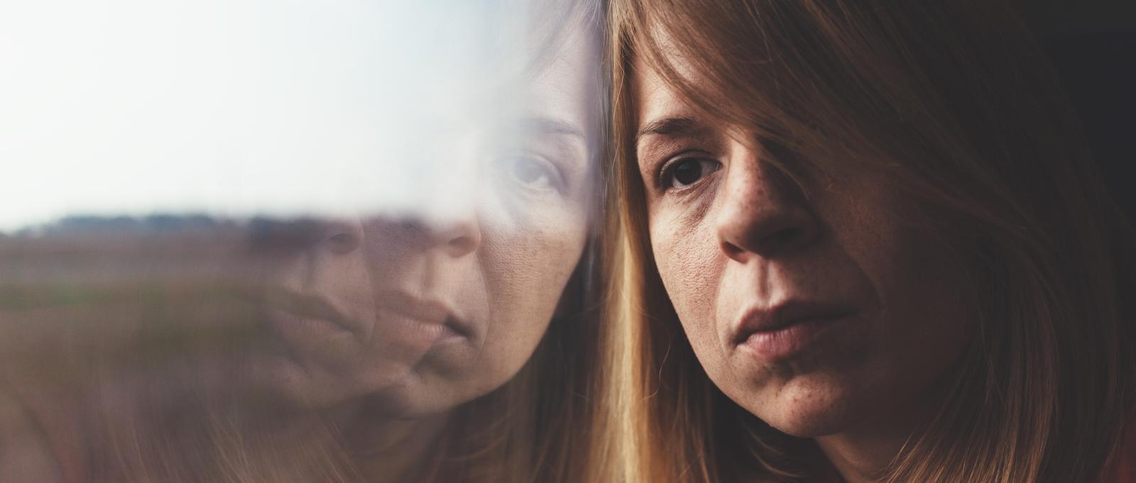 Mujer en un tren y triste