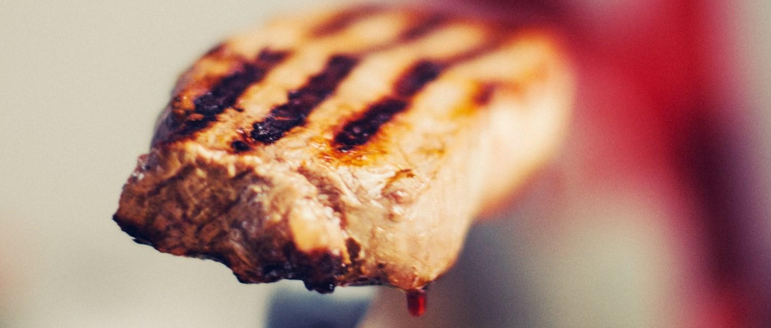 Filete de carne roja en un tenedor