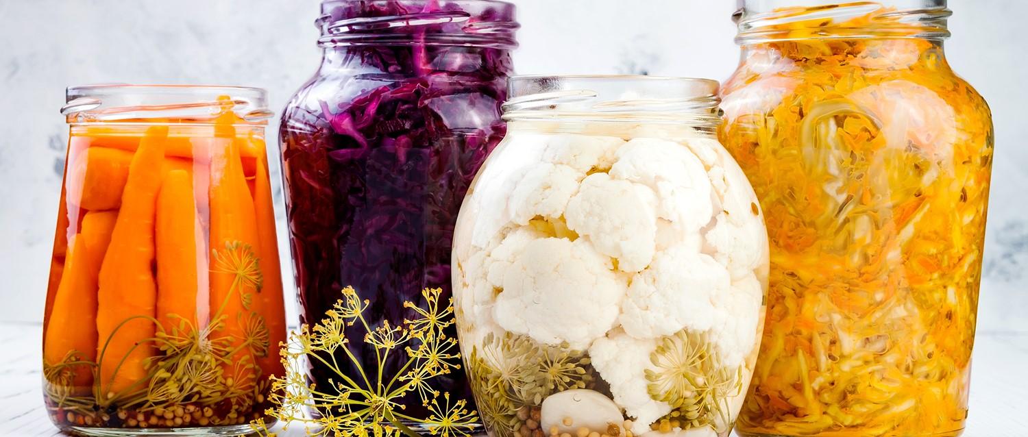 Frascos de alimentos fermentados en el supermercado