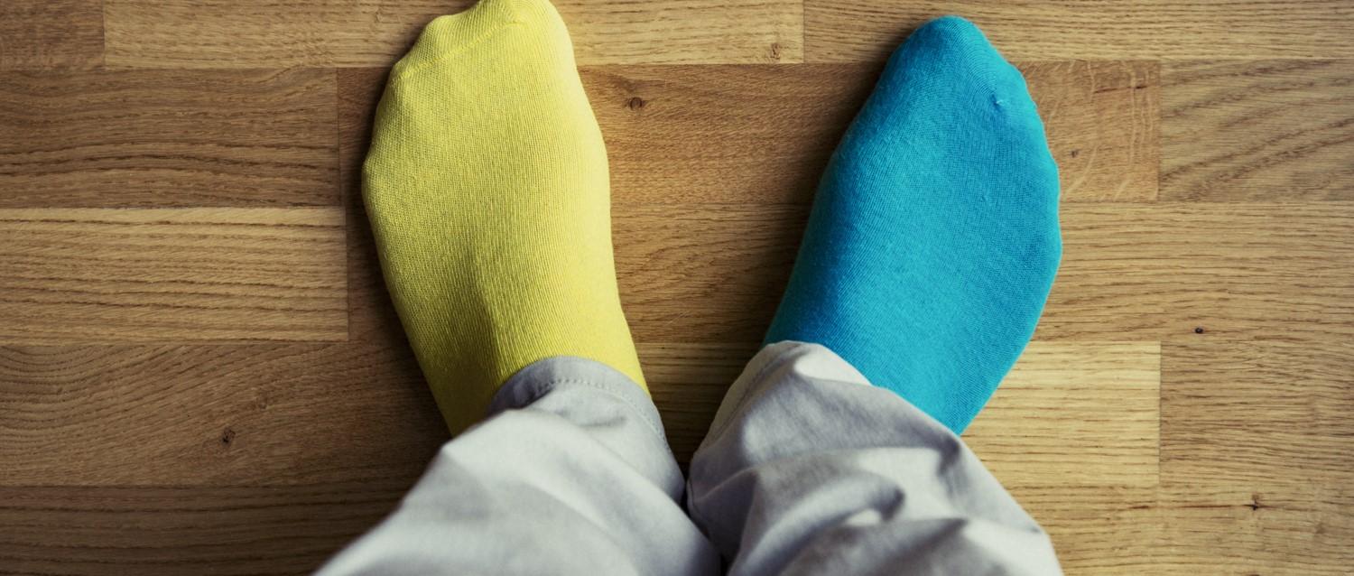 Pies de hombre en calcetines