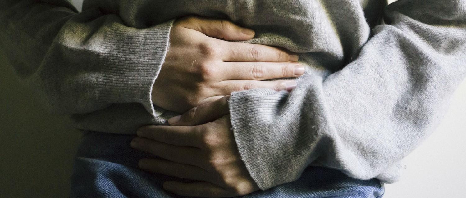 Mujer con dolor de estómago