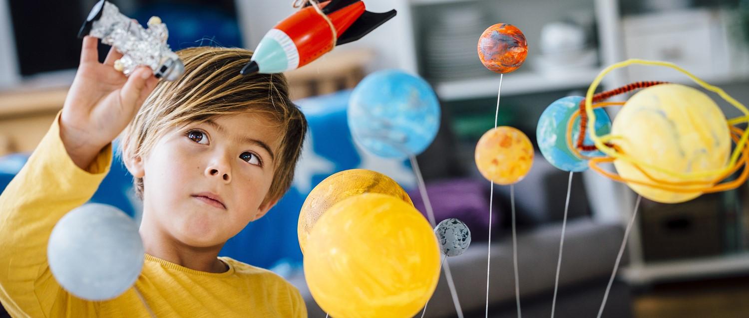 Niño jugando en clase