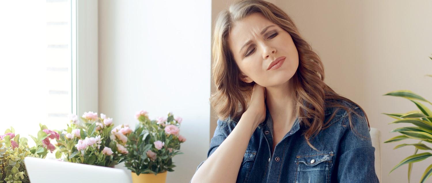 Mujer con dolor de cuello