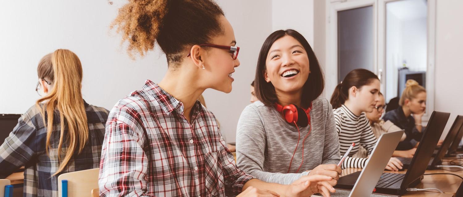 Adolescentes que estudian juntos informática