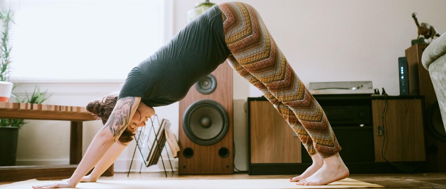 Mujer haciendo yoga