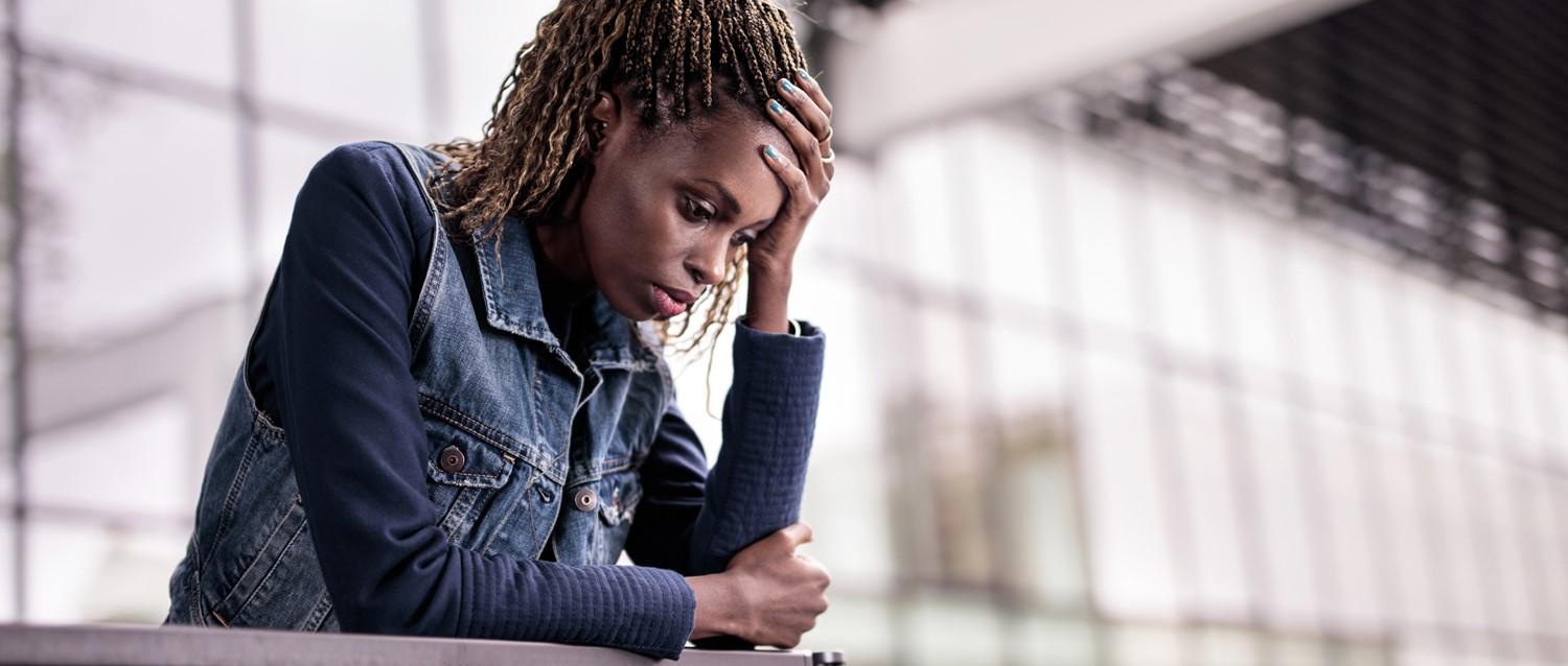 mujer con dolor de cabeza