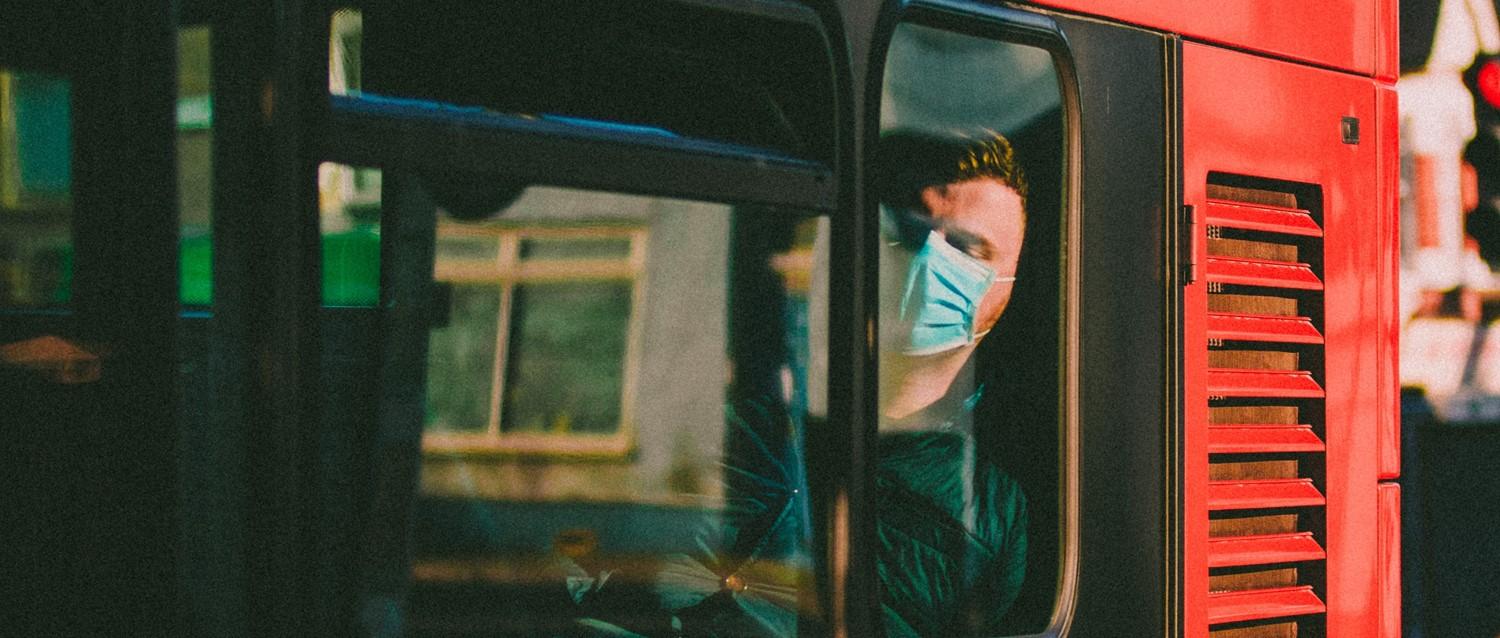 Cómo reducir el riesgo de coronavirus en el transporte público
