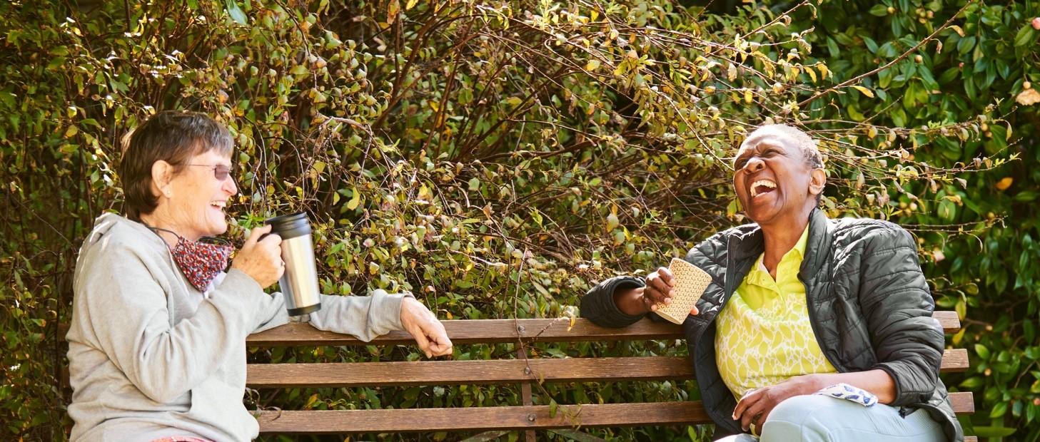 Cómo reunirse con amigos y familiares de forma segura al aire libre