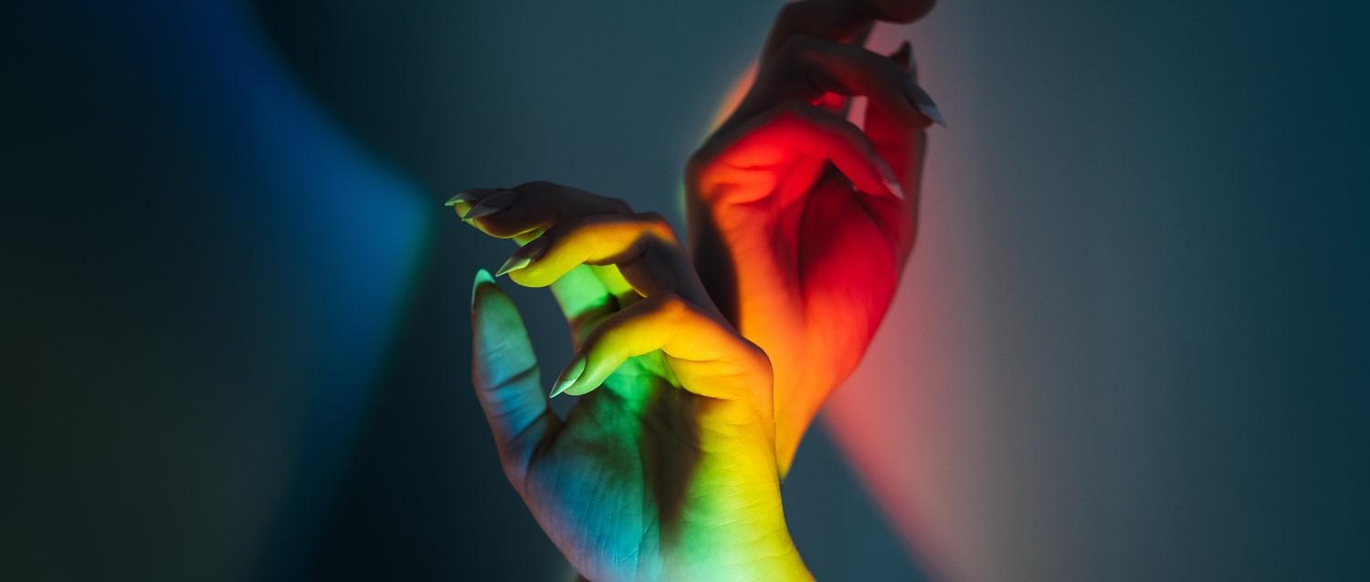 Personas LGBTQ+ comparten sus experiencias personales con la terapia de conversión