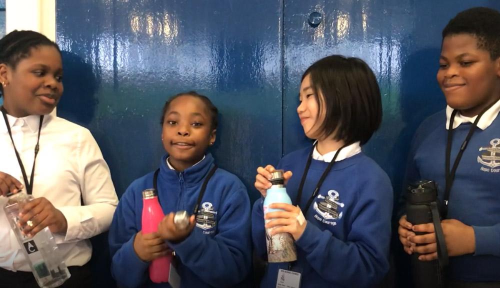 Alumnos de la Escuela Primaria de Rotherhithe promoviendo la política de sólo agua de School Food Matters.