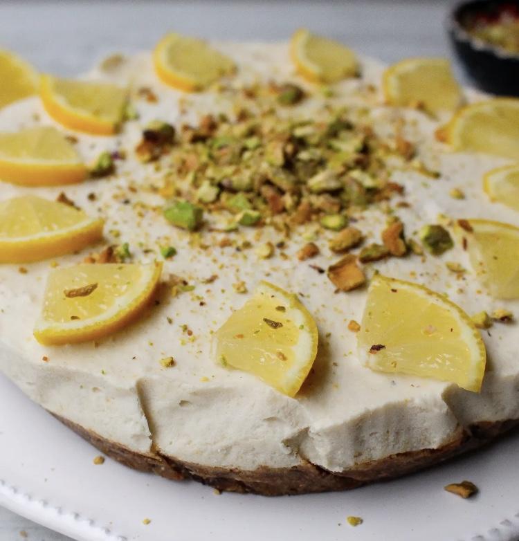 tarta de queso con limón y pistachos