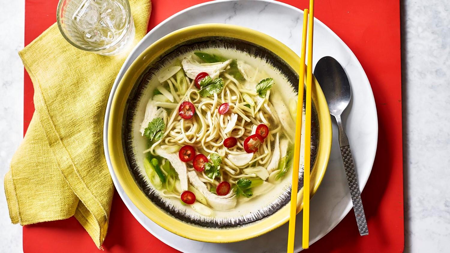 sopa de pollo con fideos