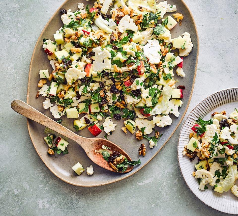 Ensalada de nueces, coliflor y manzana