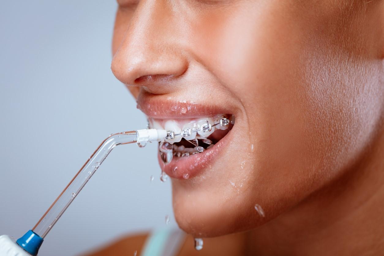 ¿Es eficaz el hilo dental con agua?